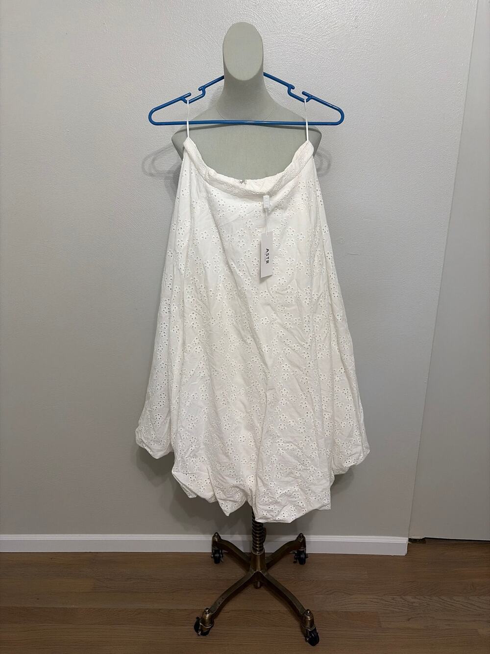 New! ASTR The Labele Kissel Skirt in white. Size Large